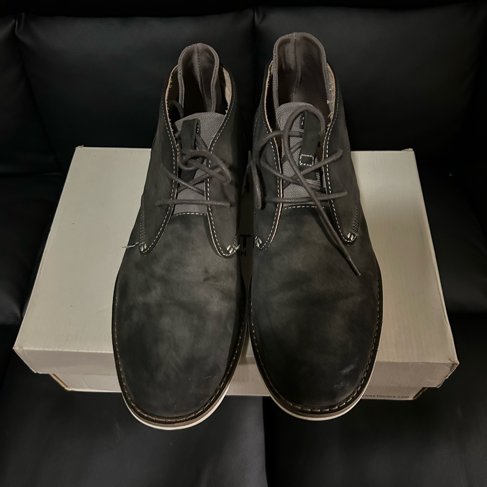 Kenneth Cole grey chukka boots